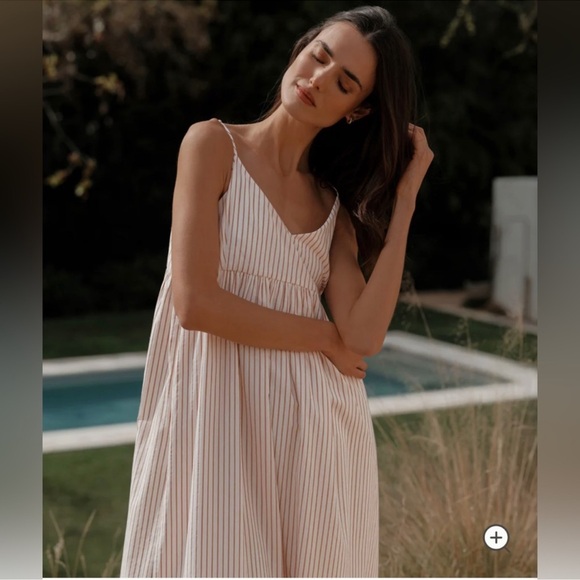 Elegant Red Striped Maxi Dress - Picture 2 of 4